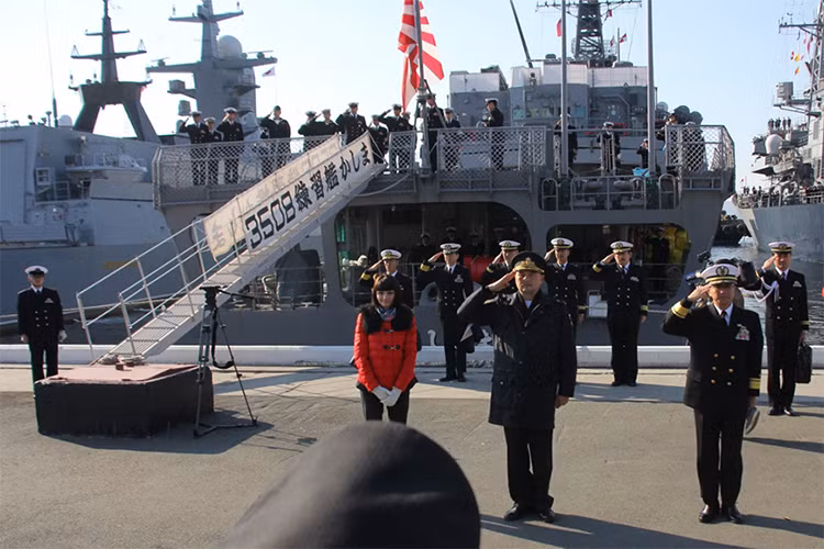 Minh chứng rõ nhất cho điều này chính là việc các tàu chiến Nhật Bản thường xuyên đến thăm Nga, thậm chí hải quân hai nước còn tập trận chung trên biển. Dần dần giữa Moscow và Tokyo đã hình thành một mối quan hệ “ngoại giao chiến hạm” chỉ ở các cấp quân sự và ít có sự tiếp xúc về mặt chính trị trực tiếp. Nguồn ảnh: Bộ Quốc phòng Nga.