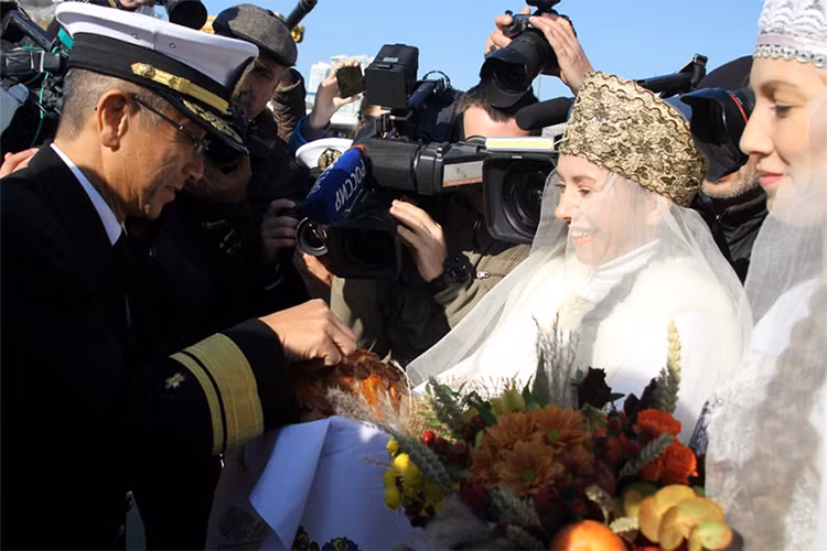 “Ngoại giao chiến hạm” được xem như là cách Nhật Bản tạo mối liên kết gián tiếp đối với Nga thông qua các hoạt động quân sự chung, từ đó tìm ra các tiếng chung trong các vấn đề quốc tế nhất là tại khu vực Đông Bắc Á. Và ở khu vực này, Tokyo cần tới Moscow hơn là chiều ngược lại bởi từ trước cho tới nay cả hai có rất ít mối liên hệ chính trị. Nguồn ảnh: Bộ Quốc phòng Nga.