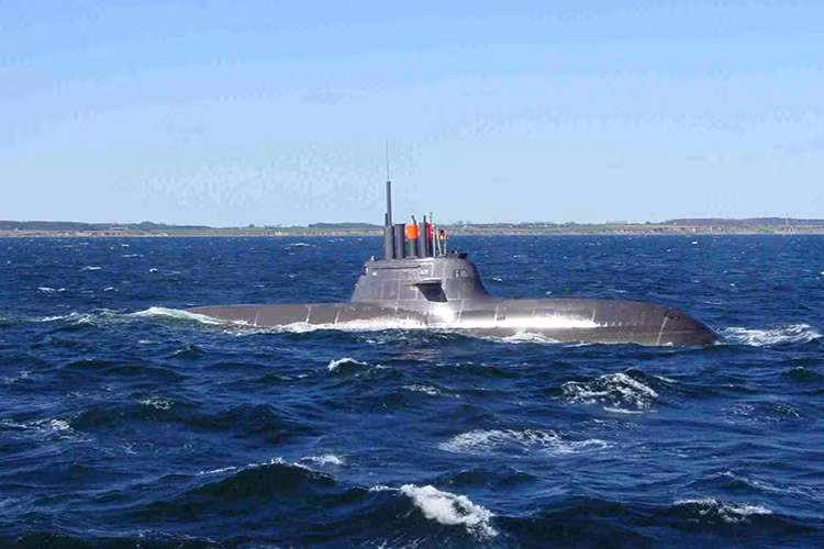 Tầm hoạt động tối đa của Type 212 lên tới 15.000 km ở tốc độ khoảng 9 hải lý trên giờ (15 km/h). Tàu ngầm này có thể hoạt động dưới nước tối đa lên tới 3 tuần liền. Độ sâu tối đa mà tàu ngầm Type 212 có thể đạt được vào khoảng 250 mét, tuy nhiên nhiều người tỏ ra hoài nghi về độ sâu tối đa này và cho rằng Type 212 còn có thể lặn sâu hơn nữa nhưng thông số đó không được công bố. Nguồn ảnh: pixnet.net.