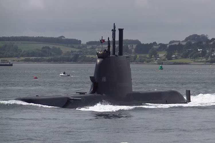 Type 212 có độ giãn nước chỉ 1830 tấn khi lặn và 1500 tấn khi nổi. Tàu có khả năng di chuyển với tốc độ tối đa khoảng 12 hải lý trên giờ tương đương với 22 km/h khi nổi và lên tới 20 hải lý trên giờ tương đương với 37 km/h. Nguồn ảnh: Pakistan Defence.