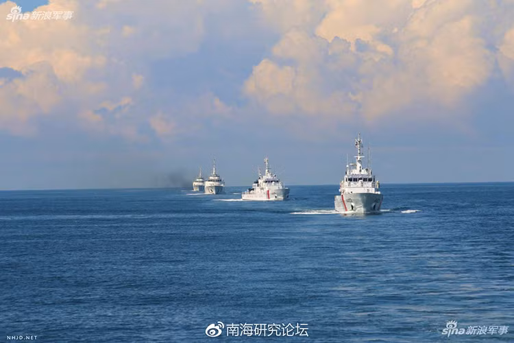 Đội hình tàu tuần tra MRRV của Phòng vệ bờ biển Philippines diễu binh lực lượng sau khi tiếp nhận tàu tuần tra thứ 7 thuộc lớp này. Nguồn ảnh: Sina.