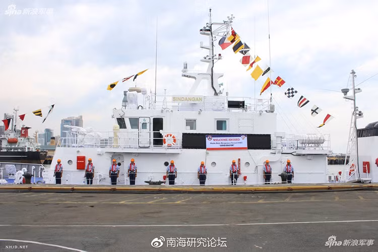 Từ đó có thể suy ra nhiều khả năng 6 tàu tuần tra Nhật Bản cho Việt Nam vay vốn ODA đóng mới sẽ là các tàu tuần tra đa năng MRRV. Bởi trước đó Nhật Bản đã cam kết sẽ chuyển giao cho Philippines 10 tàu MRRV và dĩ nhiên số còn lại tất nhiên sẽ là của Việt Nam. Trong ảnh là lễ chuyển giao tàu MRRV thứ 7 của Lực lượng Phòng vệ bờ biển Philippines diễn ra vào đầu tháng này. Nguồn ảnh: Sina.
