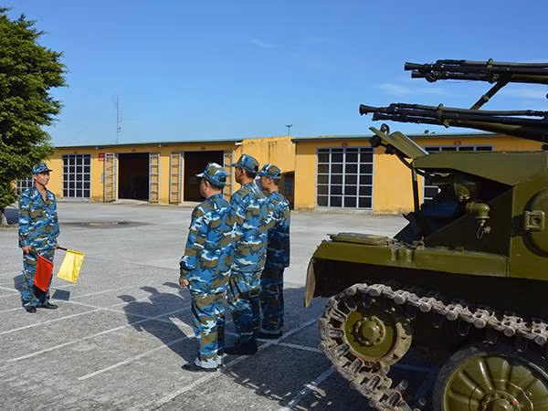 Tiểu đoàn 123, Trung đoàn 93 (Sư đoàn 367) được trang bị khí tài ZSU-23-4M, làm nhiệm vụ huấn luyện, sẵn sàng chiến đấu bảo vệ Sân bay Tân Sơn Nhất và sẵn sàng cơ động bảo vệ các mục tiêu quan trọng trong các dịp lễ, Tết. Ảnh: Giao nhiệm vụ trước khi bước vào huấn luyện thực hành. của một kíp ZSU-23-4M.