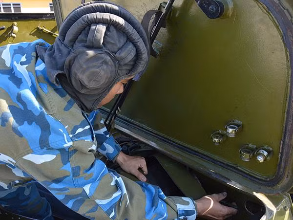 Tổng kết công tác huấn luyện năm 2016, Tiểu đoàn được Sư đoàn 367 tặng bằng huấn luyện giỏi. Báo Phòng không-Không quân điện tử xin giới thiệu một số hình ảnh huấn luyện chiến đấu trên thao trường của cán bộ, chiến sĩ Tiểu đoàn 123. Ảnh: Các kíp chiến đấu nhận khí tài trang bị.