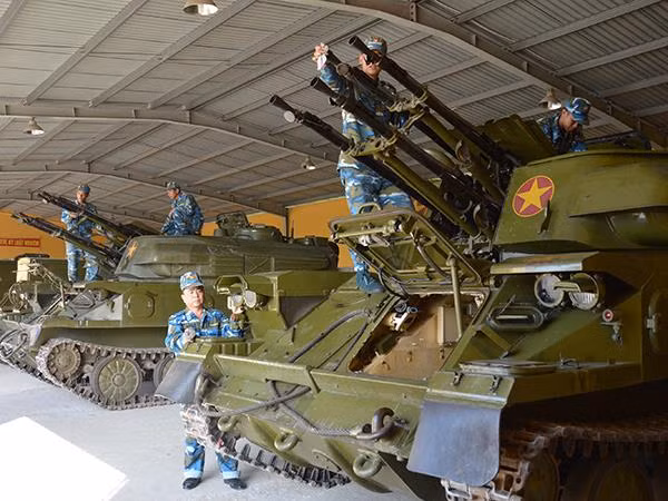 Bảo quản khí tài trang bị sau huấn luyện.