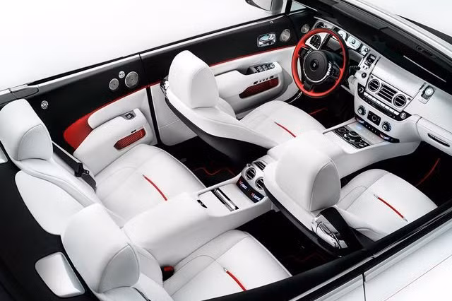Rolls-Royce Dawn bản đặc biệt mới sở hữu cabin sang trọng đi kèm với tông màu đen trắng chủ đạo và với những đường khâu liền mạch cho ghế bọc da. 