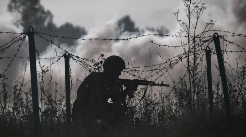 Theo dữ liệu từ Bộ Quốc phòng Nga, trước khi Lực lượng Vũ trang Ukraine đột phá vào tỉnh Kursk, khu vực này đã có một mạng lưới chướng ngại vật kỹ thuật. Quân đội Ukraine, bằng cách sử dụng trang thiết bị kỹ thuật của các nước khác, liên tục thực hiện các cuộc đột phá qua biên giới quốc gia ở nhiều khu vực thuộc quận Glushkovsky. Ảnh: Sputnik.