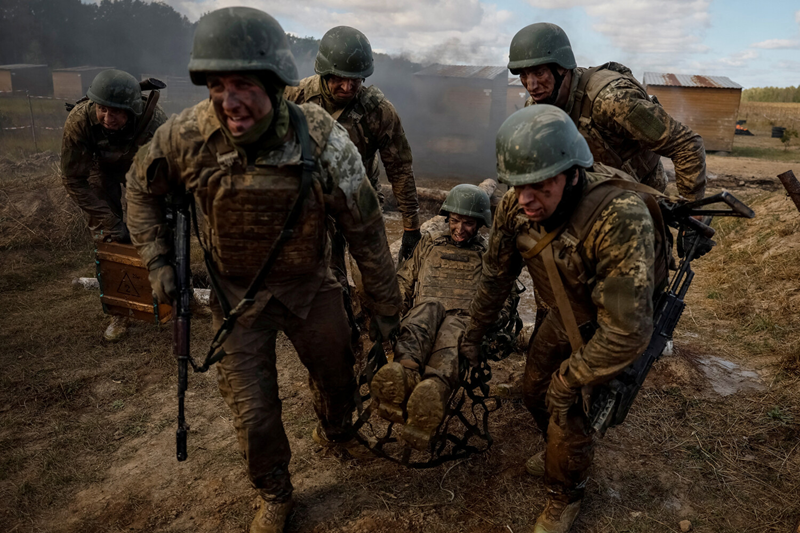 Trong cùng ngày, Bộ Quốc phòng thông báo rằng trong vòng 24 giờ qua, đối phương ở hướng Kursk đã mất gần 350 quân nhân. Trước đó, Bộ Quốc phòng Nga cho biết phi hành đoàn của máy bay tiêm kích Su-34 đã thực hiện một chiến dịch thành công ở tỉnh Kursk, tấn công vào một căn cứ và lực lượng của Lực lượng Vũ trang Ukraine. Ảnh: Reuters.