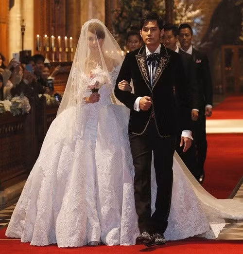 Hồi đầu năm 2015, Châu Kiệt Luân và người mẫu 9X cũng gây chú ý với đám cưới đẹp như mơ. Dù không tiết lộ cụ thể váy cưới thuộc thương hiệu nào, giá bao nhiêu, nhưng bộ đầm lộng lẫy phong cách hoàng gia đủ sức khiến cô dâu Côn Lăng thu hút mọi ánh nhìn.