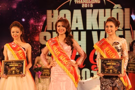 Với phần trình diễn áo dài và phần thi ứng xử xuất sắc, Nguyễn Thu Hằng (giữa), sinh năm 1993, sinh viên trường Cao đẳng Công nghiệp Phúc Yên đã trở thành tân Hoa khôi Sinh viên Hà Nội - I miss Thăng Long 2015 sau đêm chung kết (11/10).