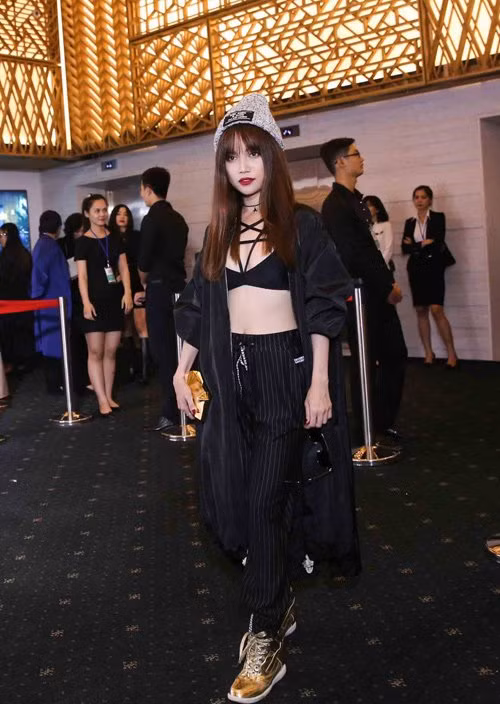 Trong khi đó, ca sĩ Sĩ Thanh là người có mặt sớm nhất. Cô gây chú ý với gu thời trang sexy và cá tính. “Sĩ Thanh muốn đến đây với một phong cách thời trang cá tính và thể hiện được cái tôi của mình. Bản thân Sĩ Thanh cảm thấy rất phấn khích và hào hứng với sự kết hợp độc đáo này", cô nói.