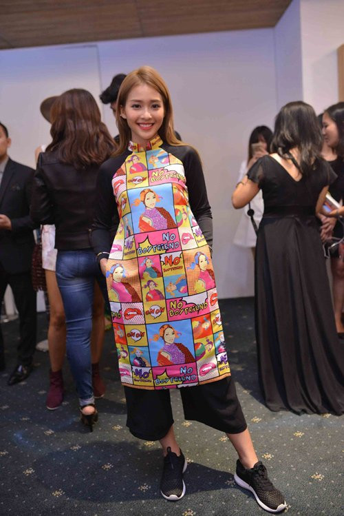 Ngoài những gương mặt quen thuộc đã xuất hiện trong những buổi diễn trước đó như Thiên Lý, Trúc Diễm, Lan Khuê... thảm đỏ tối 18.10 còn có sự xuất hiện lần đầu tiên của diva Mỹ Linh, ca sĩ Sĩ Thanh... cùng dàn người mẫu vừa bước ra từ cuộc thi Vietnam’s Next Top Model 2015. Khả Ngân đến sự kiện Tuần lễ thời trang cùng một cô bạn người Thái. Để tôn vinh văn hóa Việt, hot girl 9x chọn chiếc áo dài cách điệu phối hợp cùng giày thể thao độc đáo