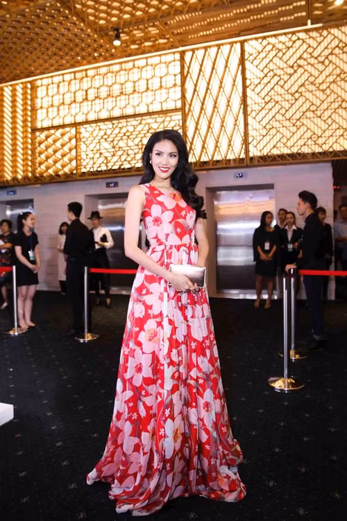 Hoa khôi Lan Khuê đang tất bật chuẩn bị cho cuộc thi Hoa hậu Thế giới diễn ra vào tháng tới vẫn sắp xếp đến dự sự kiện