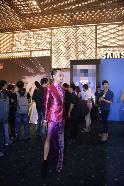 Một chàng trai diện chiếc váy xẻ tà khó hiểu.