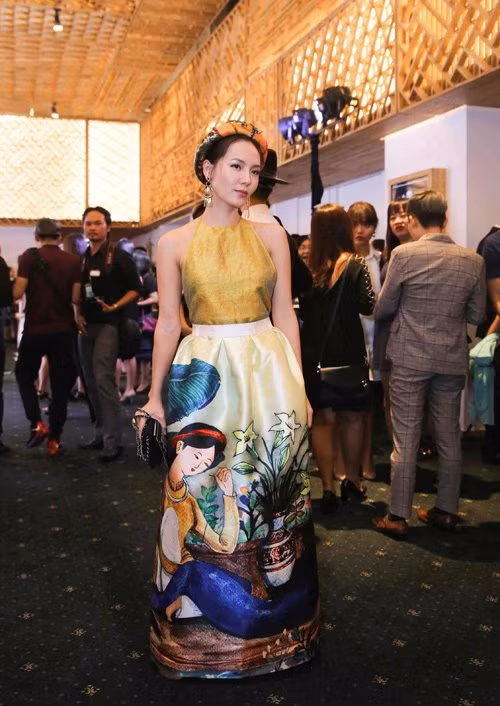 Tối 18/10, Tuần lễ Thời trang Quốc tế Việt Nam 2015 đã chính thức khép lại đầy ấn tượng. Một trong những điều làm nên sức hấp dẫn cho sự kiện thời trang lớn nhất năm chính là thảm đỏ sôi động với sự góp mặt của dàn sao Việt cùng các fashionista. Tối bế mạc cũng không phải ngoại lệ với dàn mỹ nhân và sao Việt đua nhau khoe sắc trước ống kính. Nữ ca sĩ Phương Linh gây ấn tượng mạnh tại sự kiện với áo yếm, váy phồng và khăn đóng của NTK Thuỷ Nguyễn.