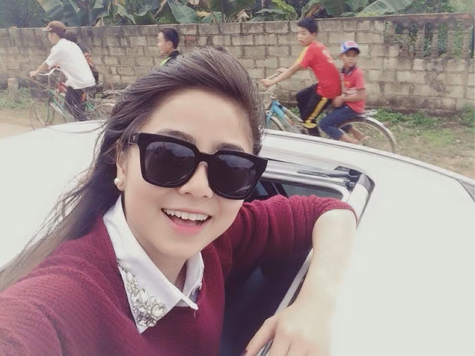 Hiện tại, trên Facebook bạn bè đã gửi những lời chúc phúc tốt đẹp đến Ba Duy và Nam Thương. Đây là cặp đôi trai xinh gái đẹp được cho là rất xứng đôi vừa lứa, được lòng khá nhiều dân mạng, bạn bè.