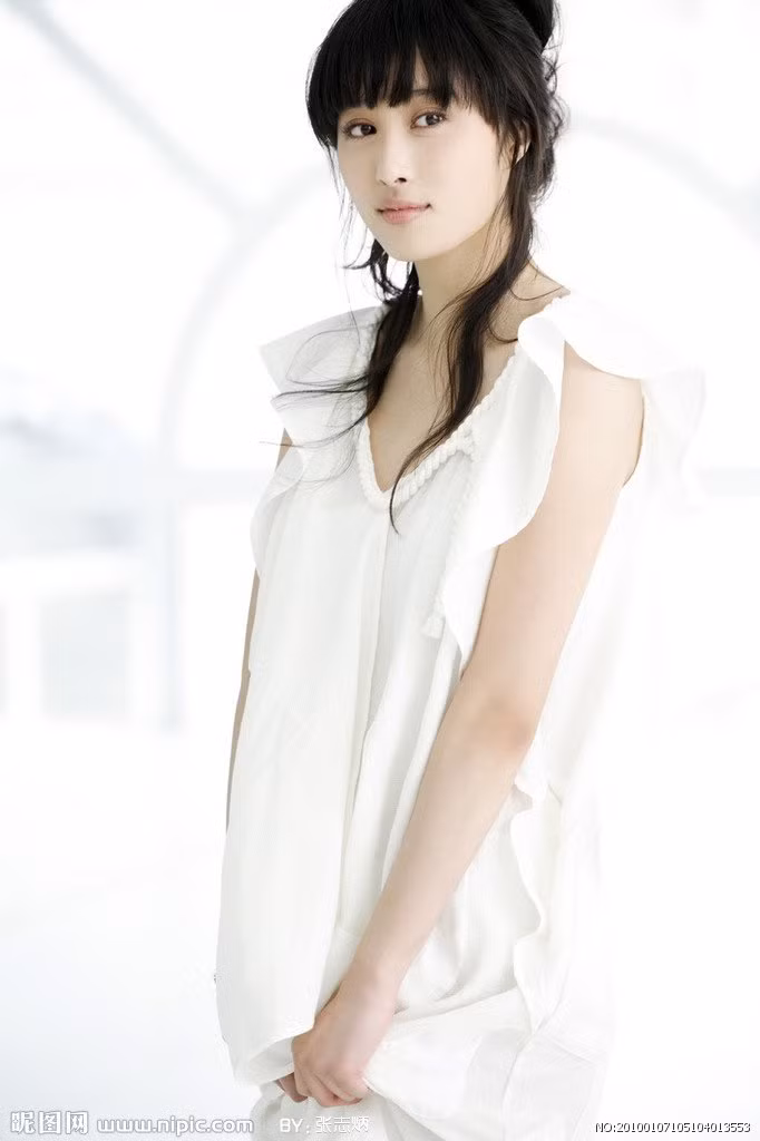 Gương mặt thanh tú, trong sáng cùng vóc dáng tiểu thư của Lý Hân Nhữ được nhiều người so sánh rất giống "Tiểu Long Nữ" Lưu Diệc Phi.