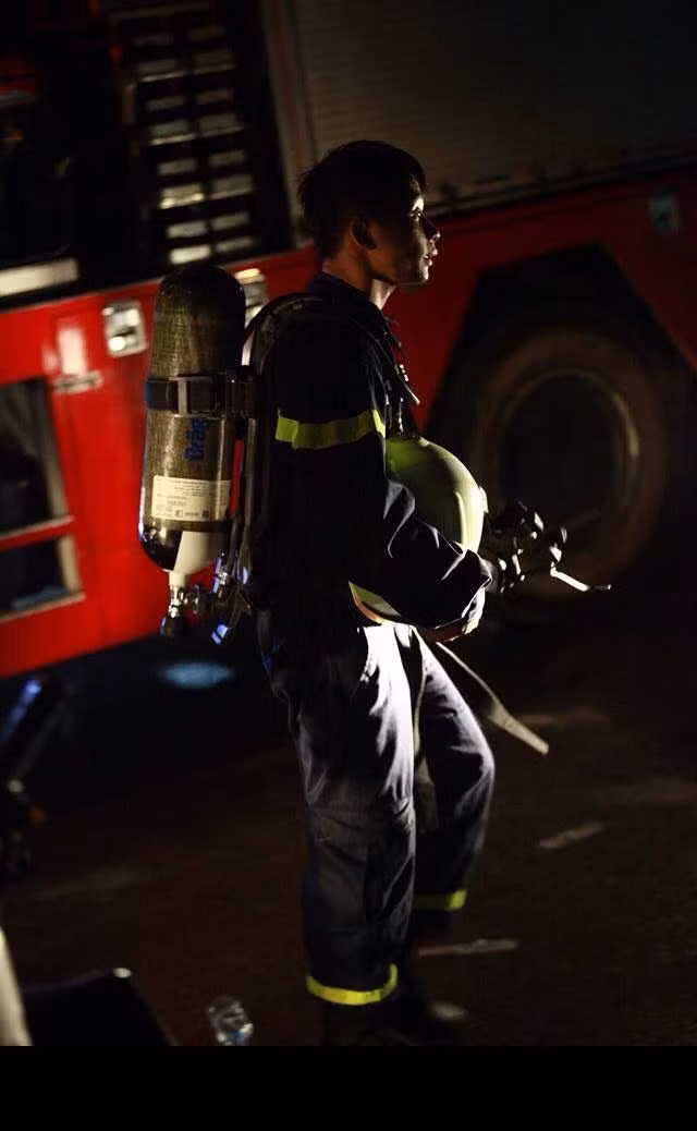 Trước những hình ảnh gây xúc động này, dân mạng bình luận bằng những dòng đầy cảm xúc như "Ai cũng mong các anh ấy thất nghiệp", "Người hùng không ngại hiểm nguy", "Trời Phật phù hộ cho các anh kiên trì, dũng cảm để cứu người dân khỏi quỷ lửa. Mãi cảm kích các anh".