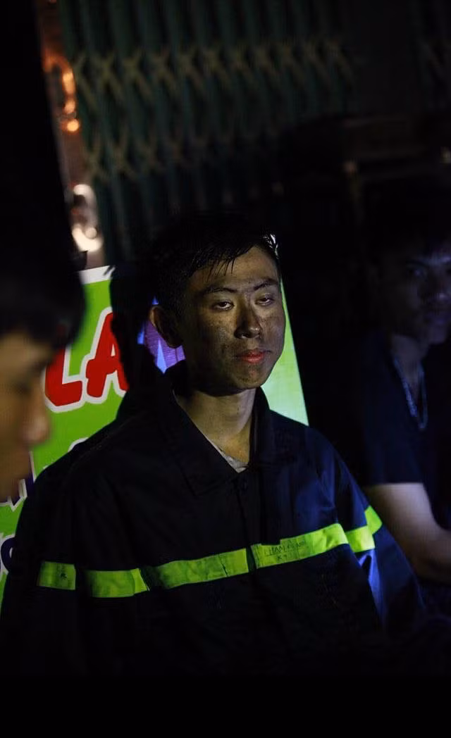 Bức ảnh này được chia sẻ trên một diễn đàn nổi tiếng và được đặt tên là "Khuôn mặt của năm". Đám cháy kinh hoàng ở khu đô thị Xa La được dập tắt, hơn 100 người mắc kẹt được giải cứu, đưa đến nơi an toàn, không có ai thiệt mạng... tất cả những điều này có được là do công rất lớn của lực lượng lính cứu hoả, những con người can trường không ngại hiểm nguy nhưng chỉ nhận đồng lương ít ỏi.