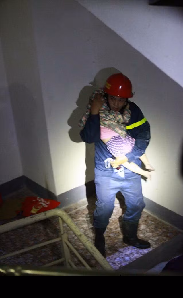 "À ơi, ngủ đi con. Ngoan nào chú thương" - dòng mô tả cho bức ảnh một lính cứu hoả ôm một em nhỏ trong lòng, tìm đường thoát ra ngoài trong toà nhà cháy khiến hàng nghìn người cảm kích, xúc động.