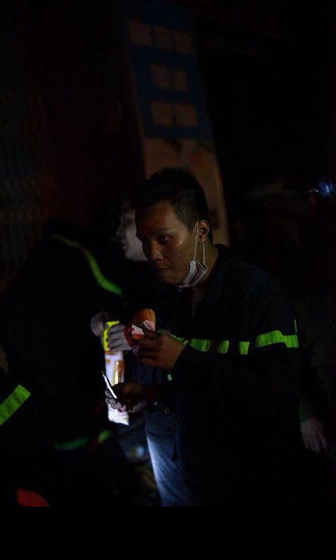 "Ai cũng mong các anh thất nghiệp, nhưng những gì các anh nhận được chỉ là mẩu bánh mỳ", bức ảnh người lính cứu hoả tranh thủ ăn bánh mỳ trong giờ nghỉ, trên người vẫn mặc nguyên bộ đồ bảo hộ, mặt chưa rửa nhận hàng nghìn lượt like, bình luận cảm kích của dân mạng Việt.