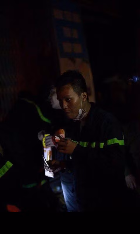 "Ai cũng mong các anh thất nghiệp, nhưng những gì các anh nhận được chỉ là mẩu bánh mỳ", bức ảnh người lính cứu hoả tranh thủ ăn bánh mỳ trong giờ nghỉ, trên người vẫn mặc nguyên bộ đồ bảo hộ, mặt chưa rửa nhận hàng nghìn lượt like, bình luận cảm kích của dân mạng Việt.