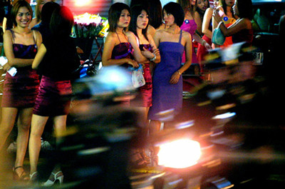 Nhã Kỳ hành nghề bán dâm cả ngoài đường, quán bar lẫn trên mạng ảo. Trong nhiều bài báo từ năm 2012 có phản ánh, Nhã Kỳ và một số người chuyển giới bán dâm ở Sài thành khác thường xuyên tiếp khách Tây với giá thấp nhất từ 150-200 USD một lần đi khách. Và những đối tượng khách Tây này chủ yếu ở trong độ tuổi U50.