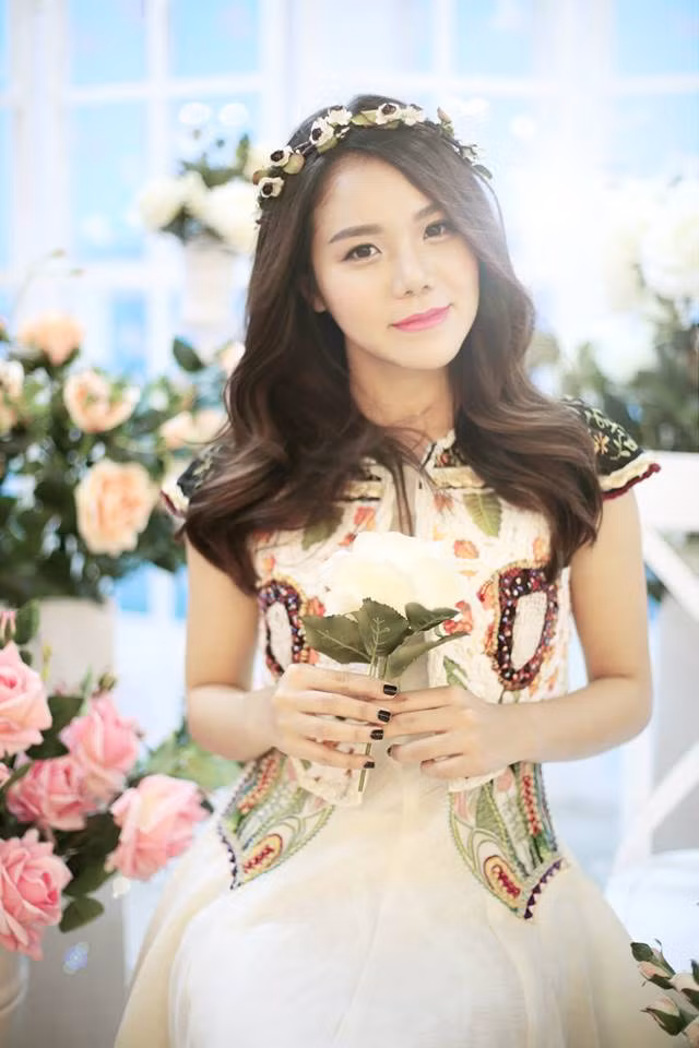 Mina có thể nói và hát tốt 5 ngoại ngữ Anh, Hàn, Hoa, Nhật, Tây Ban Nha. Trong các clip cover, cô nàng phân chia các đoạn trong bài hát, mỗi đoạn hát bằng một thứ tiếng và có chú thích, phụ đề bên dưới rõ ràng khiến người xem là các bạn trẻ vô cùng thích thú, thán phục.