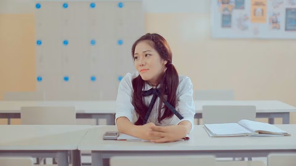 Dân mạng Việt từng biết đến Mina qua các clip cover “Con bướm xuân”, “Người ấy”, “Chắc ai đó sẽ về” bằng 5 thứ tiếng do chính cô viết lại lời. Mới đây, Mina tiếp tục cho ra mắt clip “Thằng Cuội”, ca khúc đang cực hot trong phim “Tôi thấy hoa vàng trên cỏ xanh” với các cover bằng nhiều thứ tiếng đặc trưng của mình.