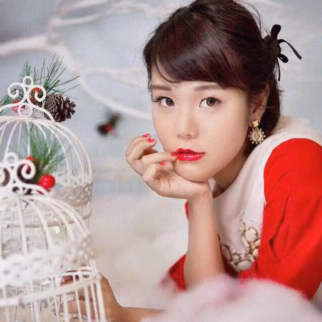 Với đam mê âm nhạc và sở thích ca hát, Mina thường xuyên đón nghe những ca khúc mới, đang được ưa chuộng và sau đó cover, chia sẻ lên Youtube cho bạn bè cùng xem. Với cách cover bằng 5-6 thứ tiếng, các clip của Mina thu hút nhiều lượt xem và khiến khán giả trẻ thích mê.