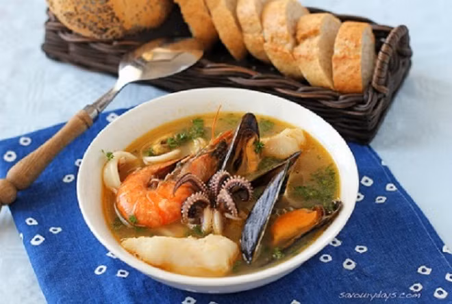 Đây là món ăn làm từ cá hoặc hải sản được ninh kỹ. Hải sản thường được phục vụ tùy theo mùa cùng với nước sốt làm từ ớt, tỏi và dầu oliu. Để ăn kèm với món Bouillabaisse cầu kỳ này còn phải có bánh mỳ nướng cà tỏi. Chắc chắn món ăn này sẽ không làm du khách thất vọng.