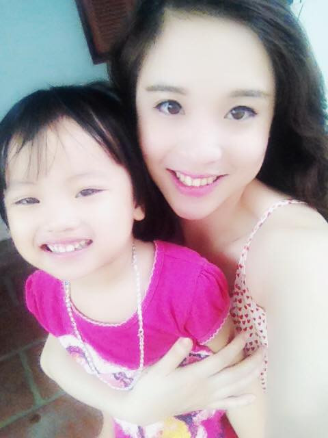 Hiện tại, chị Oanh vẫn ngày ngày đi làm, lo lắng kiếm tiền nuôi con. Chị Oanh cho biết gánh nặng duy trì kinh tế luôn đè nặng lên chị từ khi bắt đầu nuôi con một mình. Chị phải cho bé Rubi đi nhà trẻ sớm, tất bật làm việc hàng ngày, chăm lo cho con đầy đủ nhưng cũng chưa bao giờ vơi đi cảm giác… tủi thân.