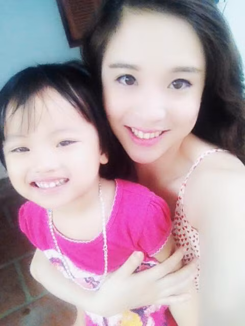 Hiện tại, chị Oanh vẫn ngày ngày đi làm, lo lắng kiếm tiền nuôi con. Chị Oanh cho biết gánh nặng duy trì kinh tế luôn đè nặng lên chị từ khi bắt đầu nuôi con một mình. Chị phải cho bé Rubi đi nhà trẻ sớm, tất bật làm việc hàng ngày, chăm lo cho con đầy đủ nhưng cũng chưa bao giờ vơi đi cảm giác… tủi thân.