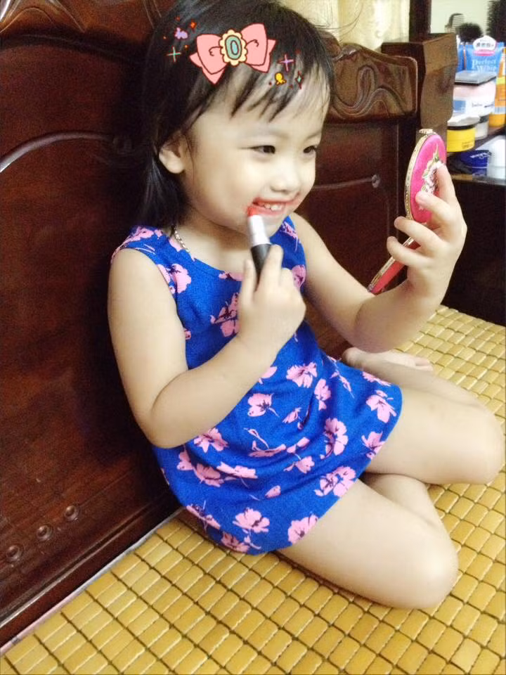 Bé Ruby, được nhiều người biết đến qua những clip trò chuyện với mẹ rất đáng yêu. Thậm chí bé còn được đặt cho biệt danh “Thánh nịnh mẹ” khi luôn tỏ ra hiểu chuyện, những vấn đề trong cuộc sống của người lớn, những khó khăn, vất vả mà mẹ bé phải chịu đựng.