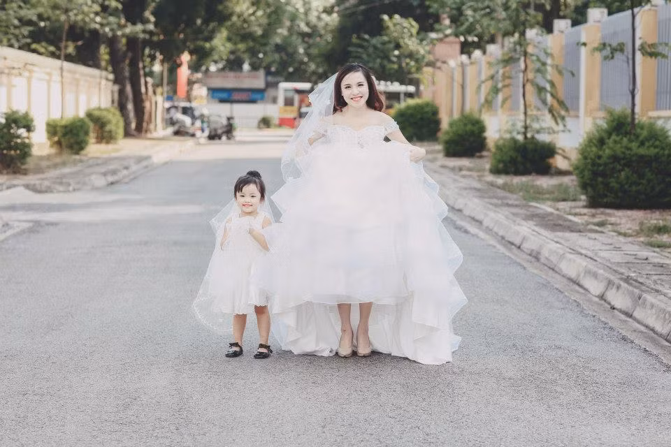 Được biết chị Hải Oanh trở thành bà mẹ đơn thân chỉ sau khoảng 9 tháng lập gia đình. Những ước mơ về một gia đình hạnh phúc trước đó của cô gái trẻ tan biến. Thay vào đó chị Oanh phải nuôi con một mình, đương đầu với nhiều nỗi vất vả, áp lực về kinh tế nặng nề cùng nghĩa vụ nuôi, dạy, chăm sóc con cẩn thận.