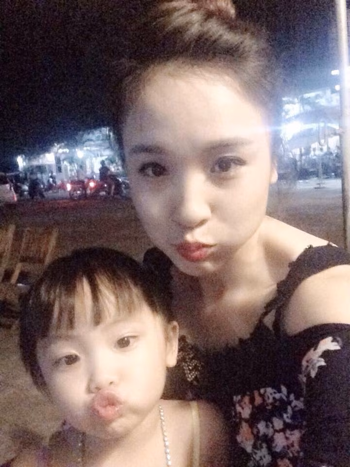 Tuy nhiên, càng tủi thân phận mình chị Oanh càng thương con, càng cố gắng nhiều hơn nữa. Với bà mẹ đơn thân xinh đẹp này, cuộc sống hiện tại của chị đã quá bận rộn, không còn thời gian để buồn bã, để khổ sở nữa.