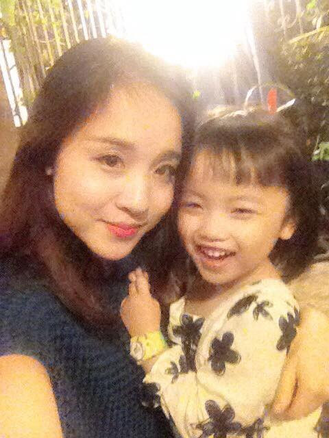 Cách bộc lộ này của bé Rubi khiến người xem clip vừa buồn cười, vừa hết sức cảm động khi biết được hoàn cảnh thực sự của mẹ con bé.