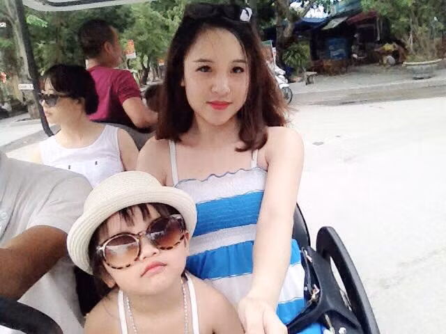 Thương con và luôn hết lòng vì con, chị Oanh từ lâu cũng đã bỏ qua những áp lực từ dư luận, những điều tiếng không hay từ xã hội, những câu chuyện gán ghép đồn thổi không hay về cuộc sống nuôi con một mình của chị.