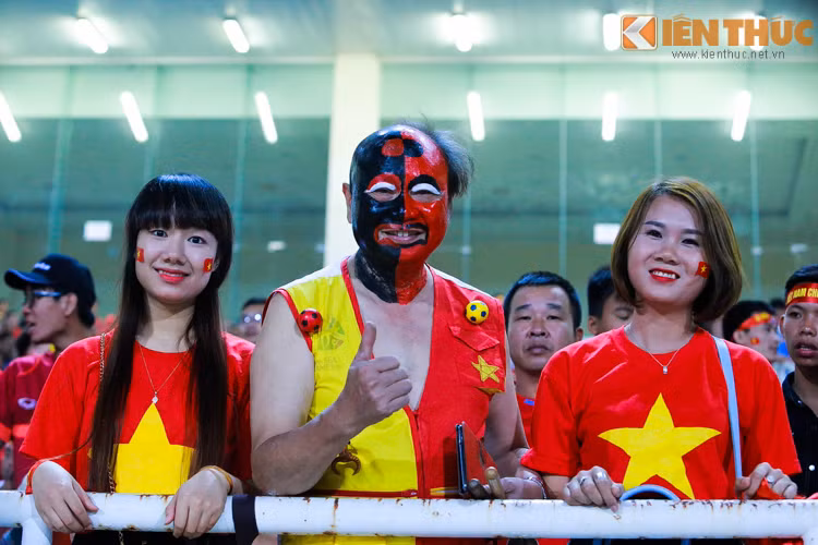 Các CĐV Việt Nam đang rất khao khát một chiến thắng của đội nhà trước đối thủ truyền kiếp Thái Lan. Ảnh: Anh Sơn.