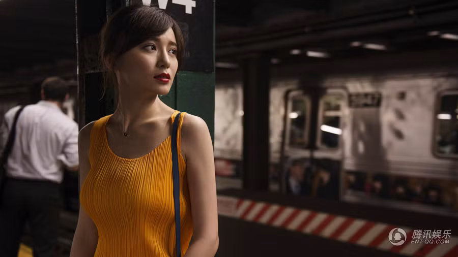 Tuy nhiên, với lợi thế chiều cao lên đến 1m70, thân hình cân đối, nổi bật với đôi chân dài miên man, Thi Thi vẫn được đánh giá là một mỹ nhân. Đặc biệt hơn, dù đã gần 30 tuổi nhưng Thi Thi vẫn có khuôn mặt trẻ trung, nét dễ thương, trong sáng của một nữ sinh.