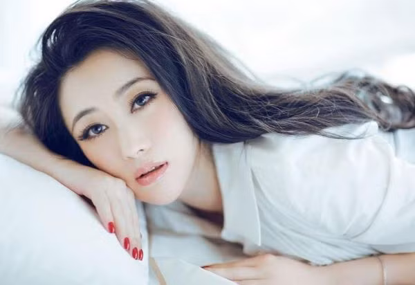 Ngoài đóng phim, Thi Thi còn khá thành công trong vai trò một người mẫu.