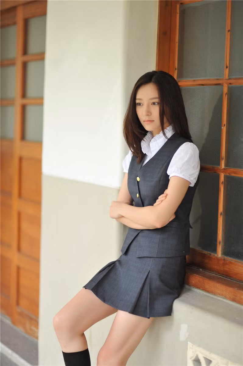 Thi Thi là tên nữ nhân vật chính trong bộ ảnh với tạo hình nữ sinh quyến rũ gây sốt mạng Trung Quốc mới đây. Được biết, năm nay Thi Thi đã gần 30 tuổi nhưng ngoại hình, nhan sắc của cô trong bộ ảnh mới đây vẫn khiến người xem kinh ngạc, lầm tưởng cô là nữ sinh thực sự.