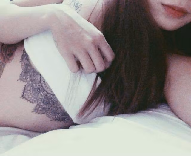 Chính niềm đam mê xăm và cá tính vốn có đã khiến Quỳnh đưa ra quyết định táo bạo là xăm những hình lớn, ở những vị trí được cho là rất nổi bật nhưng khi xăm lại rất đau. Đặc biệt, Trúc Quỳnh còn có một loạt hình xăm chỗ hiểm, vòng quanh ngực rất ấn tượng.