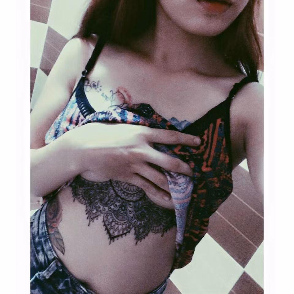 Từng xăm phía trên mỗi bên ngực một hình khá lớn, tháng 6 vừa rồi Trúc Quỳnh quyết định xăm thêm một hình hoa văn nổi bật, cầu kỳ nữa ở ngay bên dưới ngực. Mất nhiều giờ đồng hồ và chịu không ít đau đớn khi xăm gần vùng nhạy cảm nhưng Trúc Quỳnh vẫn rất hài lòng về hình xăm xung quanh ngực ấn tượng của mình.