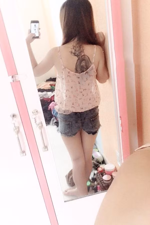 Trúc Quỳnh xăm chỗ hiểm, xung quanh ngực bởi lý do yêu thích hoạ tiết ấn tượng, cầu kỳ và hình xăm này cũng mang ý nghĩa đánh dấu mốc thời điểm vượt qua những vấp ngã trong cuộc sống để cô gái sinh năm 1997 trưởng thành hơn.