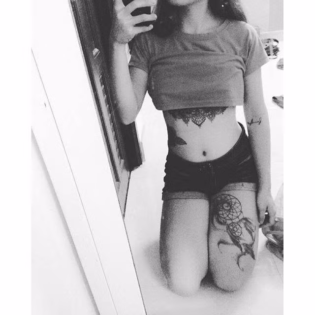 Đặc biệt là trong gia đình, bố mẹ Quỳnh luôn phản đối con gái xăm mình, đôi lúc còn cảm thấy buồn, khổ vì cho rằng con gái mình khác người. Tuy nhiên qua thời gian, do dần cảm nhận đây chỉ là một niềm đam mê thuần tuý không gây tác hại gì nên bố mẹ Trúc Quỳnh cũng xuôi lòng.