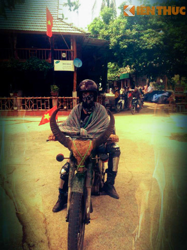 Ngọc chia sẻ: "Lúc mới chơi xe Minsk do đổ xăng pha nhớt không đều nên thỉnh thoảng xe bị chết máy, đôi lúc phải đẩy xe giữa trời mưa nắng ngoài đường nhìn người ta đi lại cũng hơi nản nhưng nghĩ lại, mình chơi Minsk vì đam mê, vì tinh thần Minsk nên chưa bao giờ nghĩ đến đến chuyện thấy nó hỏng mà vứt nó đi".