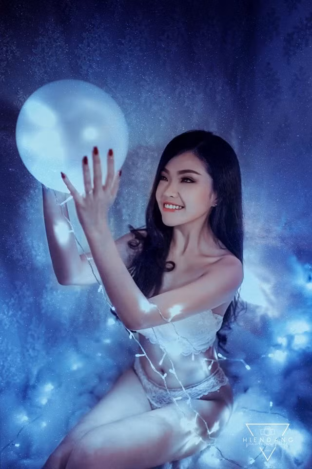 Quỳnh Trang rất ưa thích tạo hình sexy, gợi cảm khi chụp ảnh. Cô nàng không ngại mặc nội y, những trang phục nóng bỏng để tạo mẫu. Thân hình nuột nà của Quỳnh Trang trong bộ ảnh chụp với dây đèn nhấp nháy, ánh sáng ảo diệu mới đây được khoe một cách rất khéo léo, khiến cô nàng nhận được nhiều lời khen, nhận xét tích cực. Ảnh: Hiến Đặng.