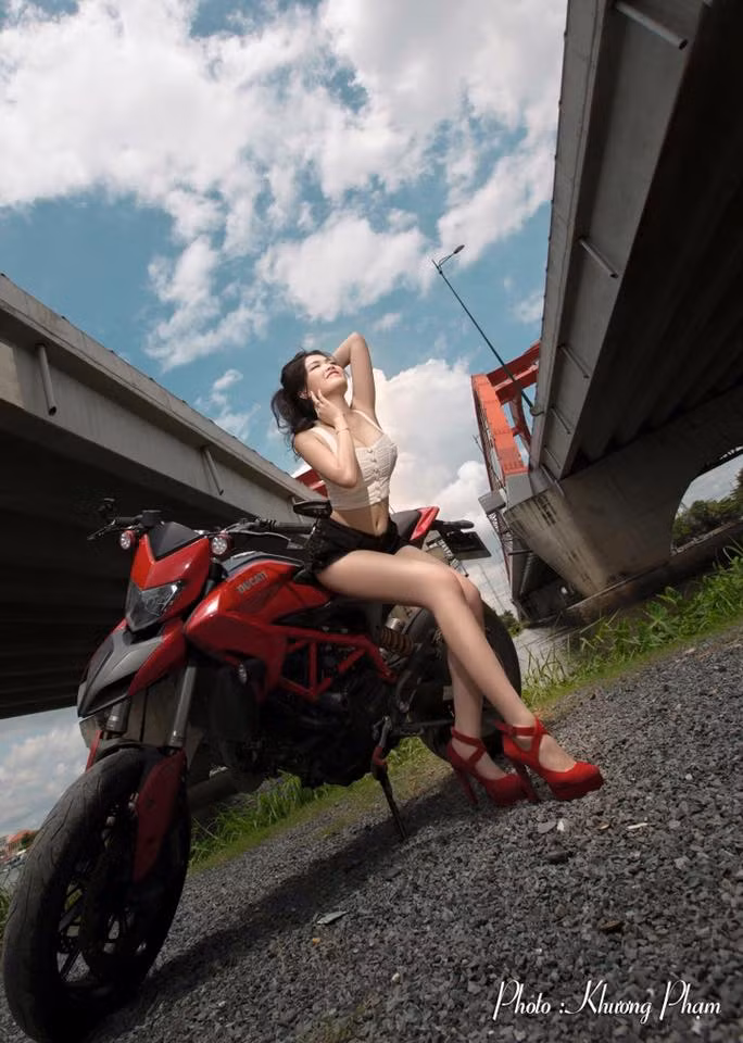 Chụp ảnh táo bạo, đôi khi phải nhận những nhận xét có phần tiêu cực nhưng cô gái trẻ cũng không mấy phiền lòng, bởi cô luôn cho rằng đam mê, sở thích của mình là chính đáng và những bức ảnh của cô cũng không đến mức bị cho là phản cảm.