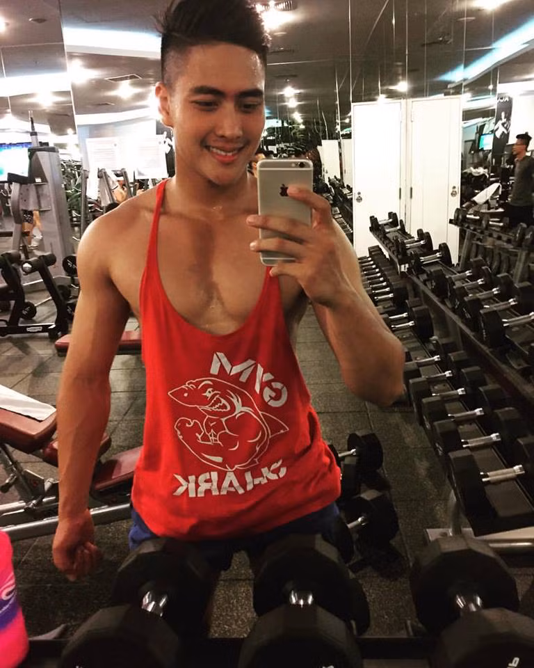 Đặc biệt, Bá Nam còn sở hữu thân hình lực lưỡng, nam tính với bụng 6 múi săn chắc. Về điều này, Bá Nam chia sẻ anh có sở thích tập gym, luôn cố gắng dành một khoảng thời gian cố định trong ngày để tập luyện.